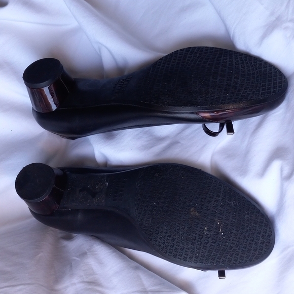 Stuart Weitzman Round Toe and Round Block Heels Size 6M - Picture 9 of 16